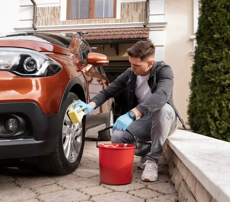 Lavage auto à domicile Saint-Nauphary : professionnel intervenant sur un véhicule